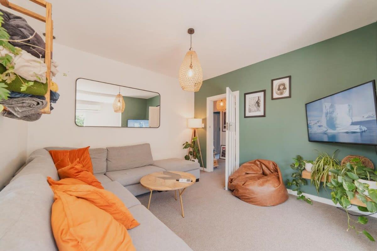 Somerfield Statement - Bold 3br House On Barrington Christchurch
